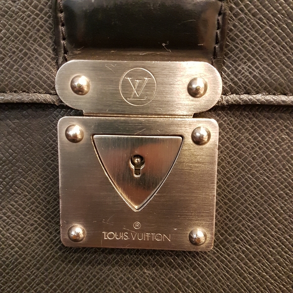 Louis Vuitton Taiga Briefcase - Picture 4 of 9